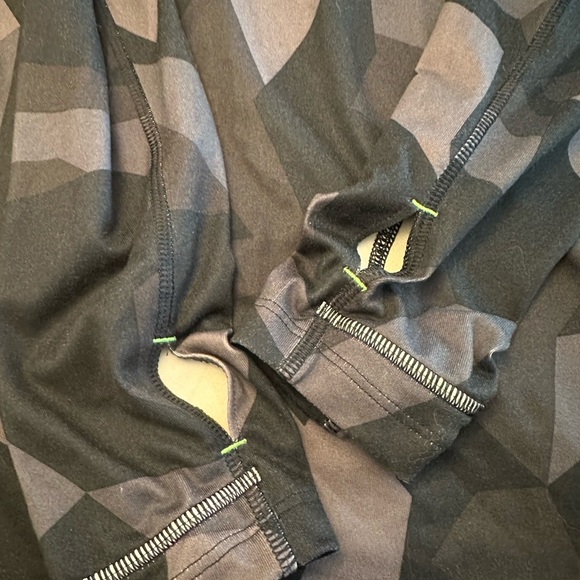 Under Armour Men's UA Launch Run Printed ¼ Zip Jacket Small Mesh Ventilation - Picture 8 of 9